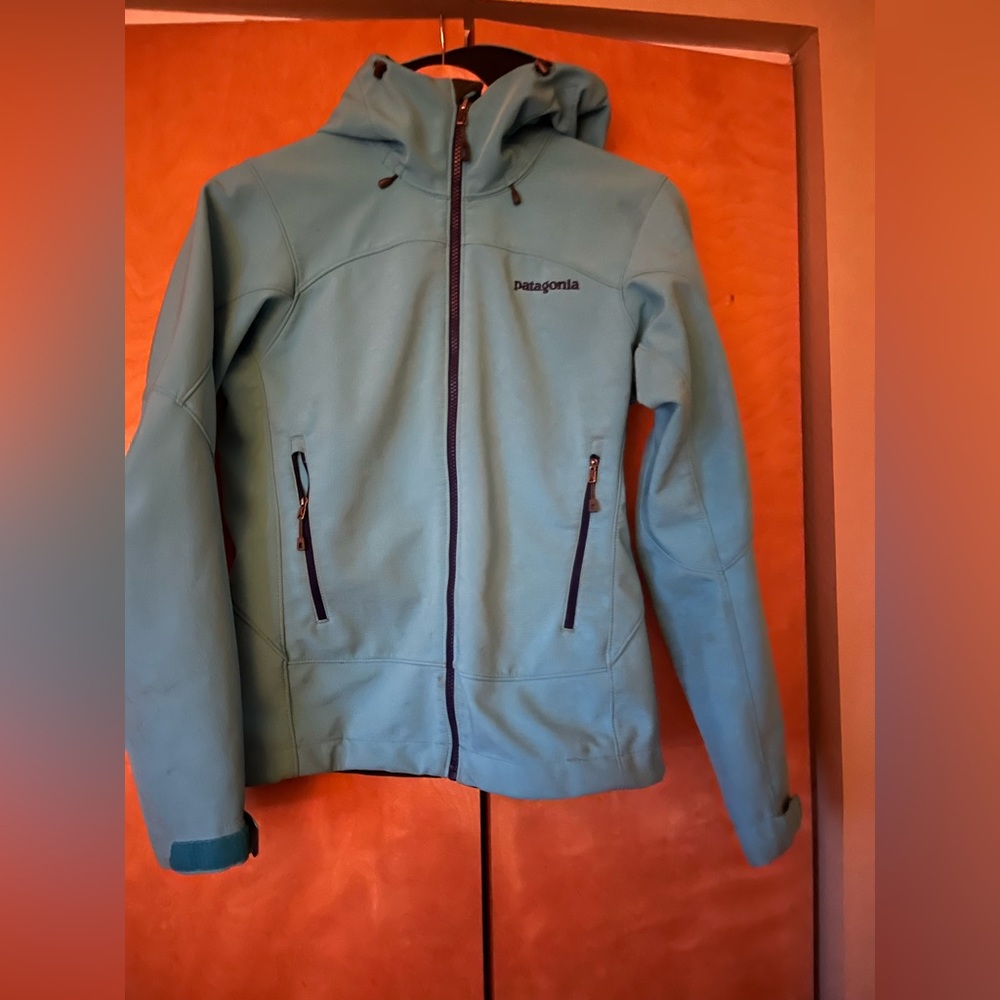 Patagonia W’s soft shell full zip jacket with hood.